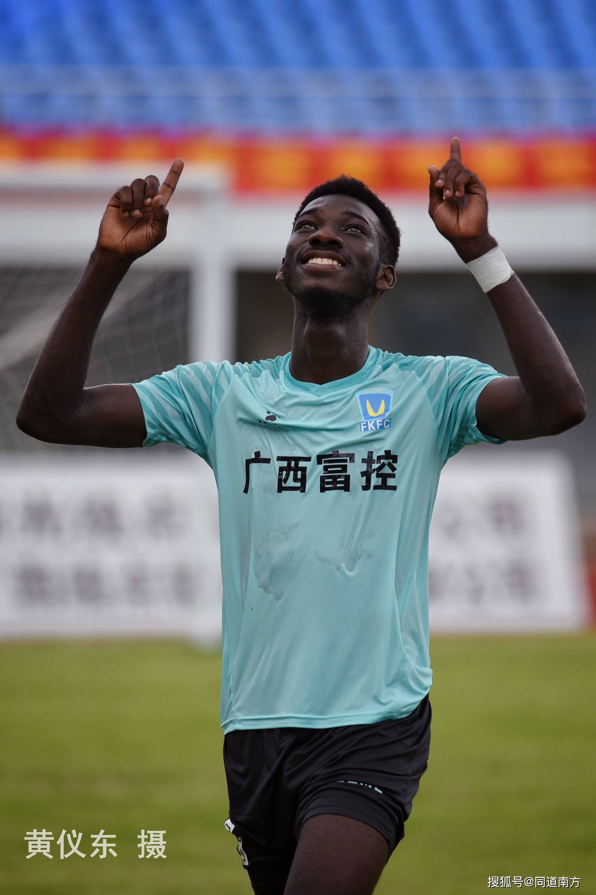 重庆队后防表现神勇，稳固防线成为突出的简单介绍