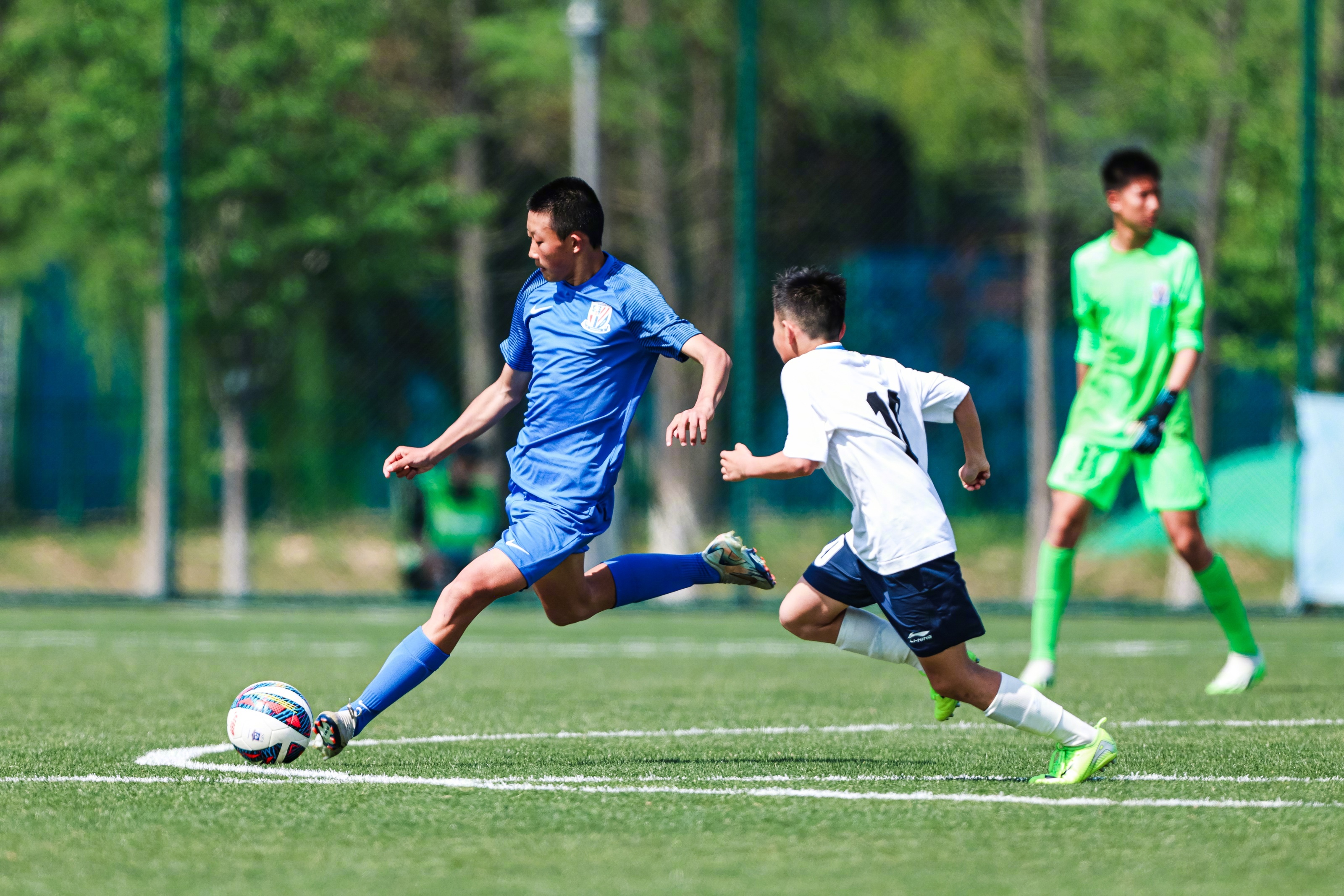 国内足球赛事上演激动人心的对决